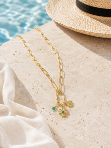 Bijoux fantaisie de créateurs 37 Un collier doré charm trèfle parfait en toute saison